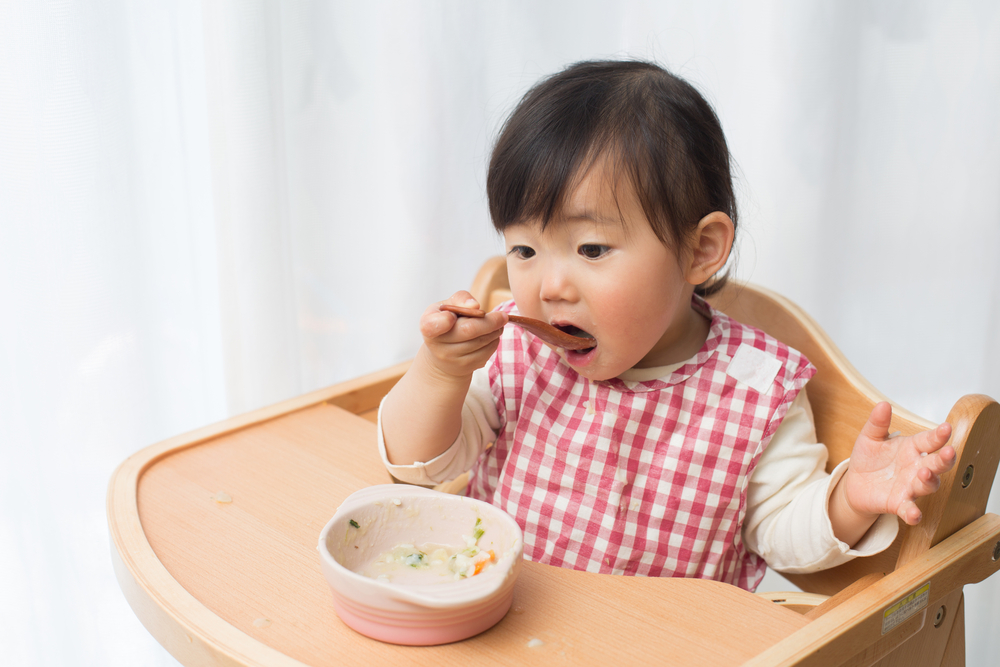 Three steps to teach children to eat on their own.
